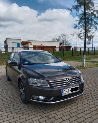 Volkswagen Passat cena 28300 przebieg: 268000, rok produkcji 2011 z Sieradz małe 254